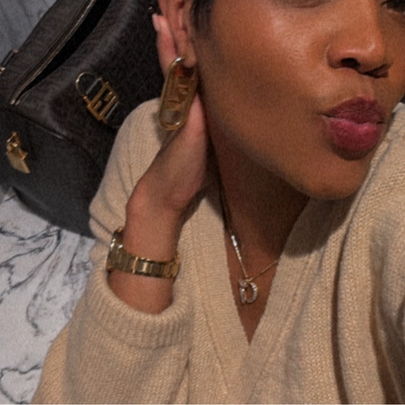 Meet your Posher, Tavia - Picture 3 of 3